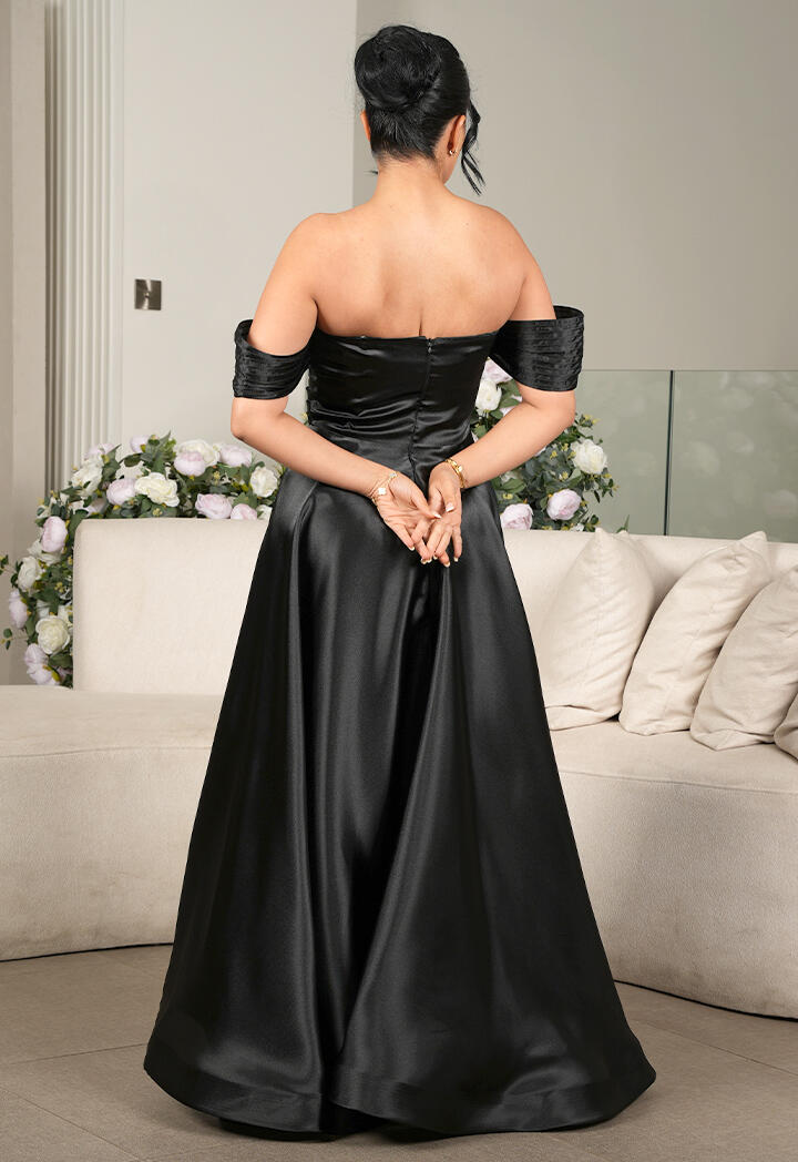 فستان ساتان طويل بياقة قلب image 5