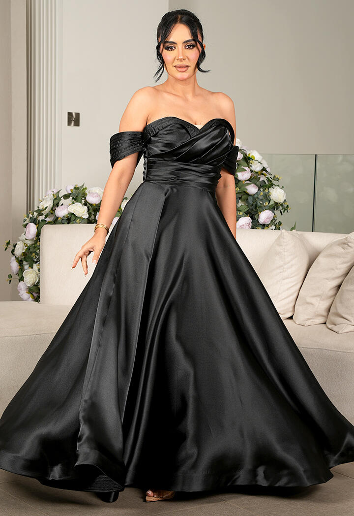 فستان ساتان طويل بياقة قلب image 2