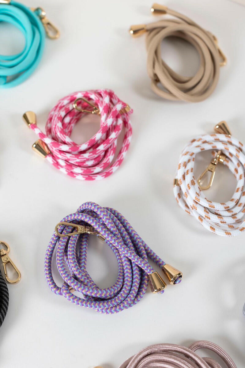 علاقة للهاتف الأسود image 1