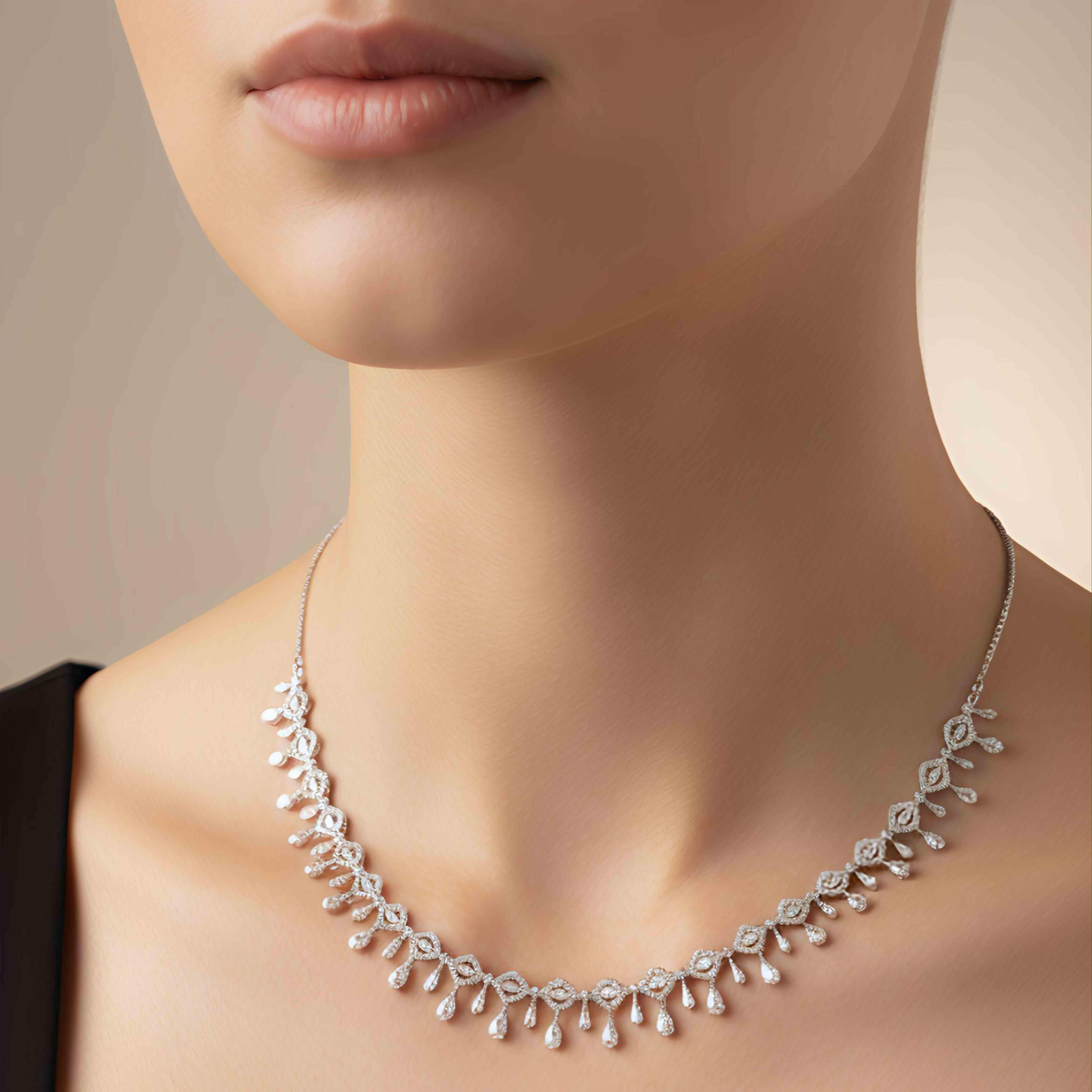 عقد كريستال فضي اللون image 0