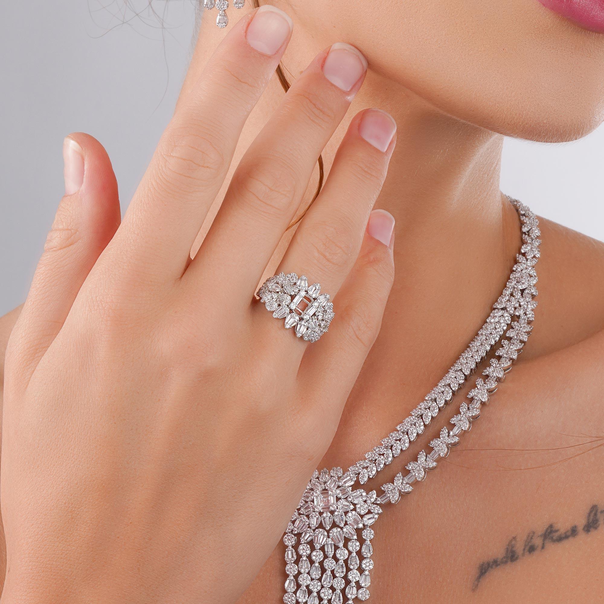 طقم فاخر بلون فضي يتوسطه فلورا image 4