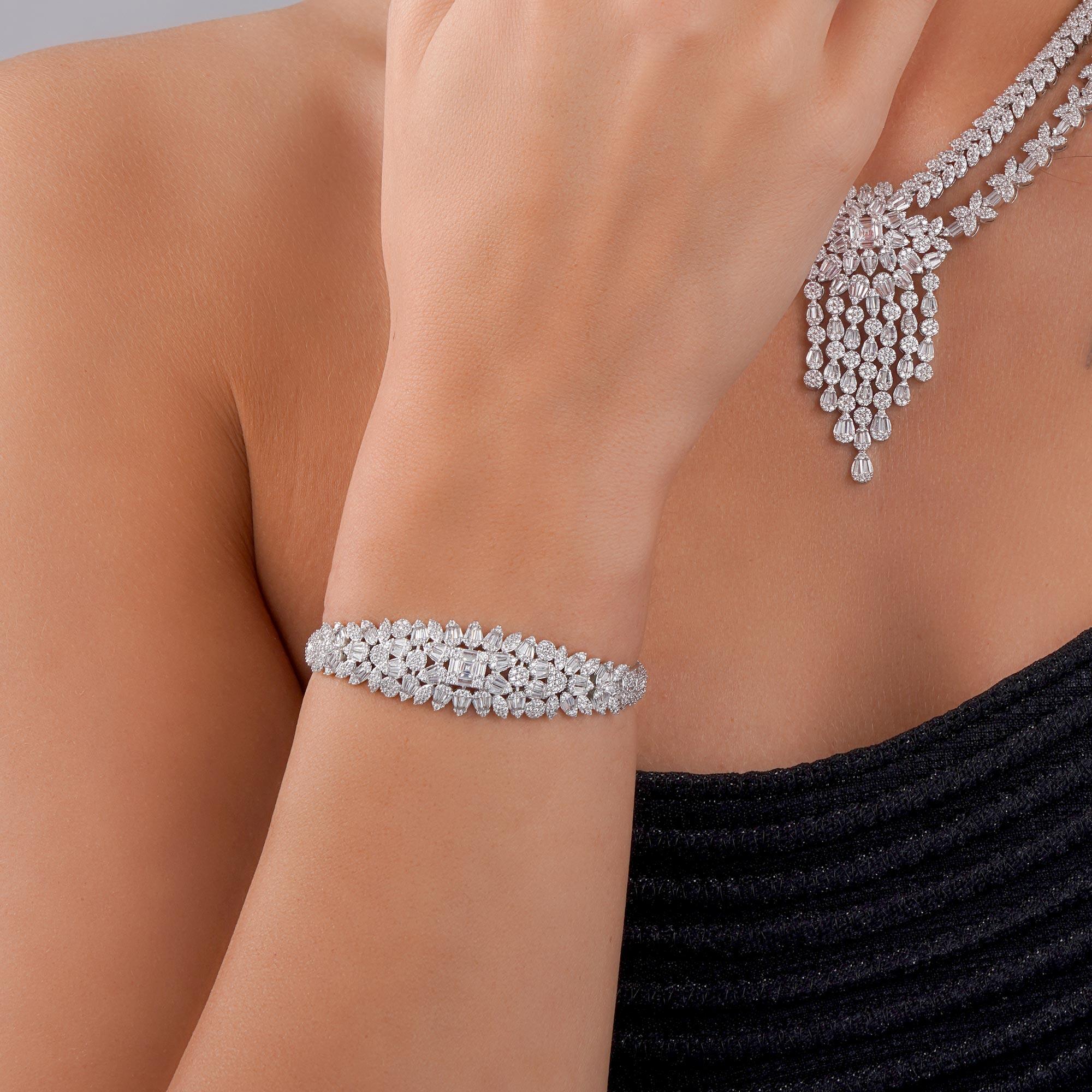 طقم فاخر بلون فضي يتوسطه فلورا image 3