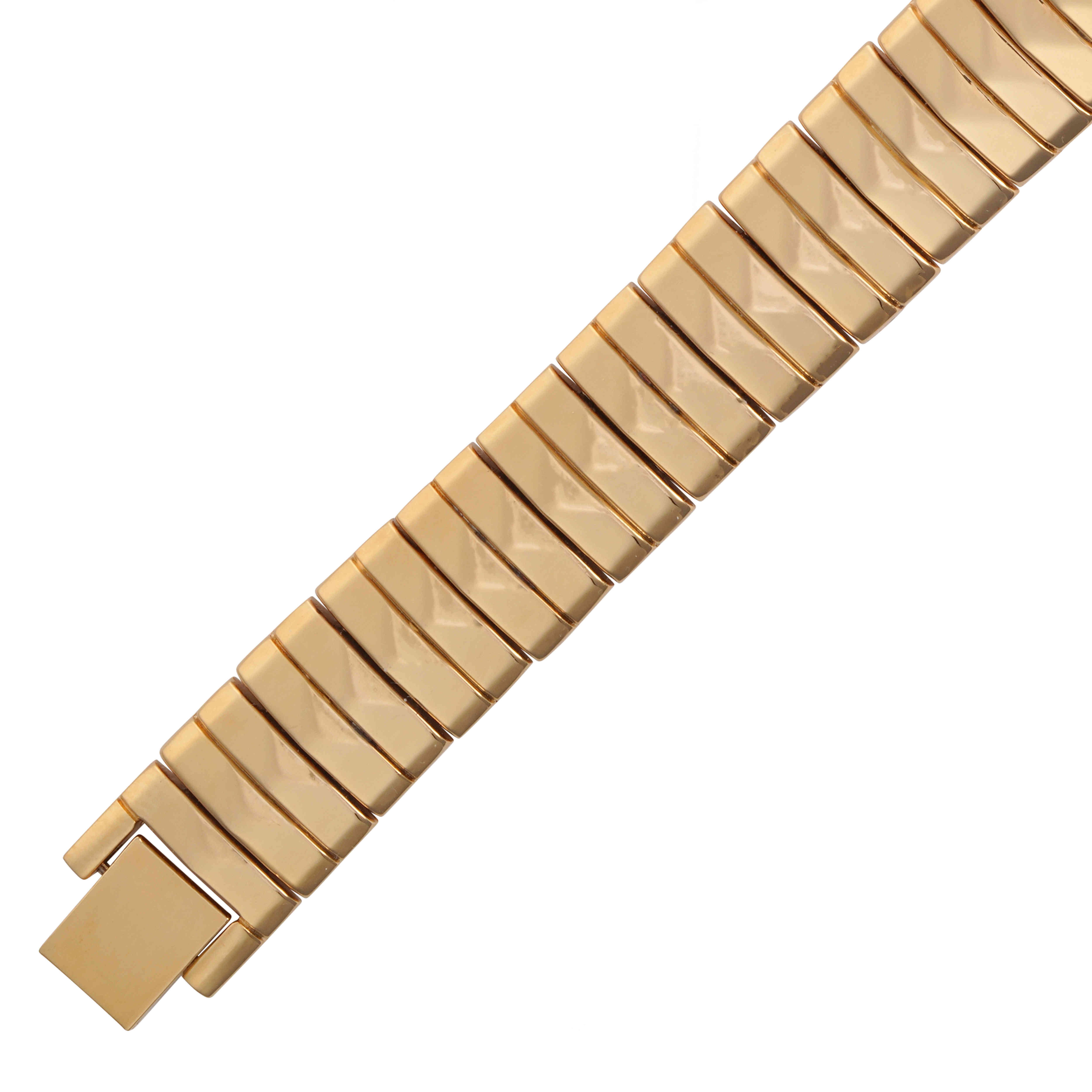 ساعة بإطار كمثرى مرصع image 4