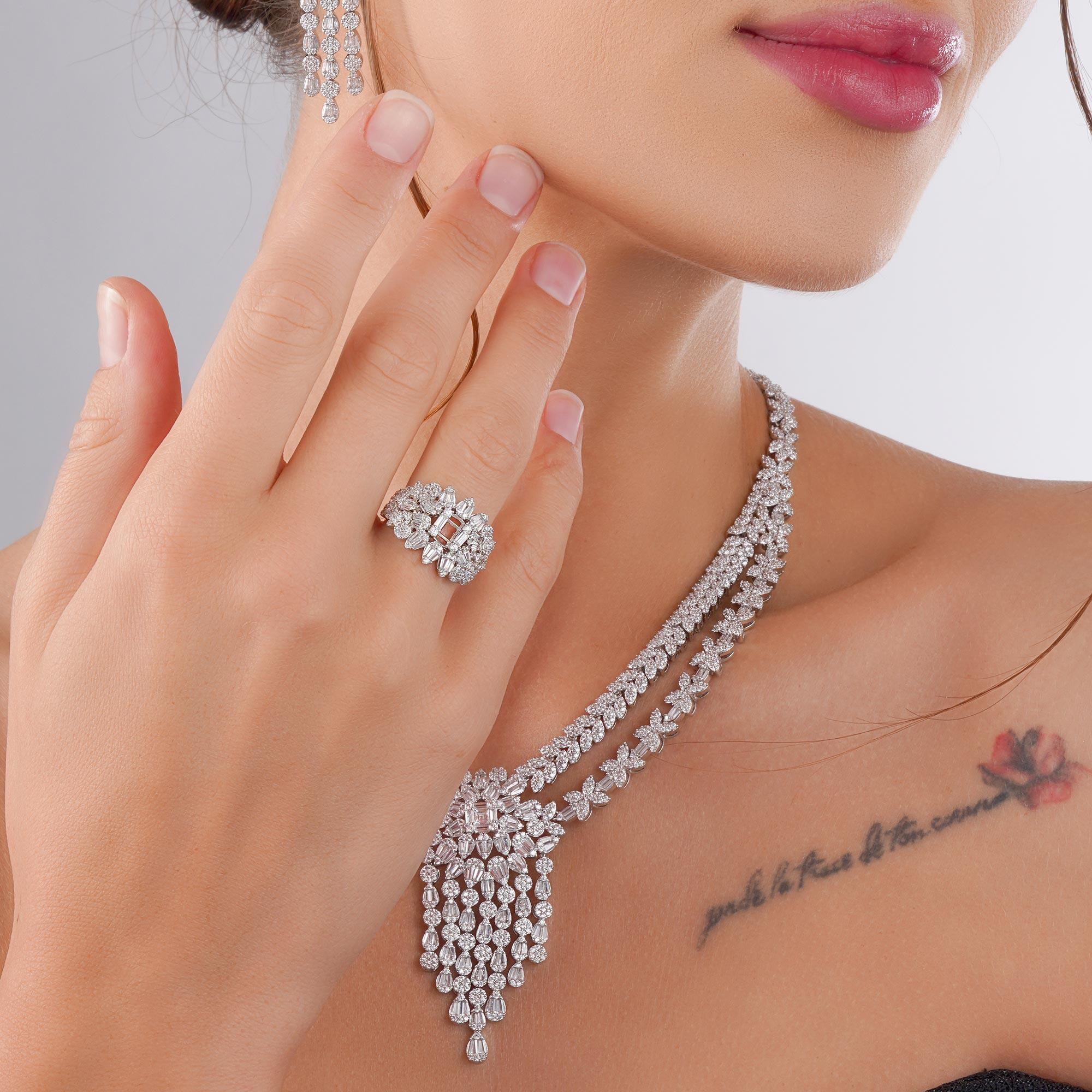 طقم فاخر بلون فضي يتوسطه فلورا image 2