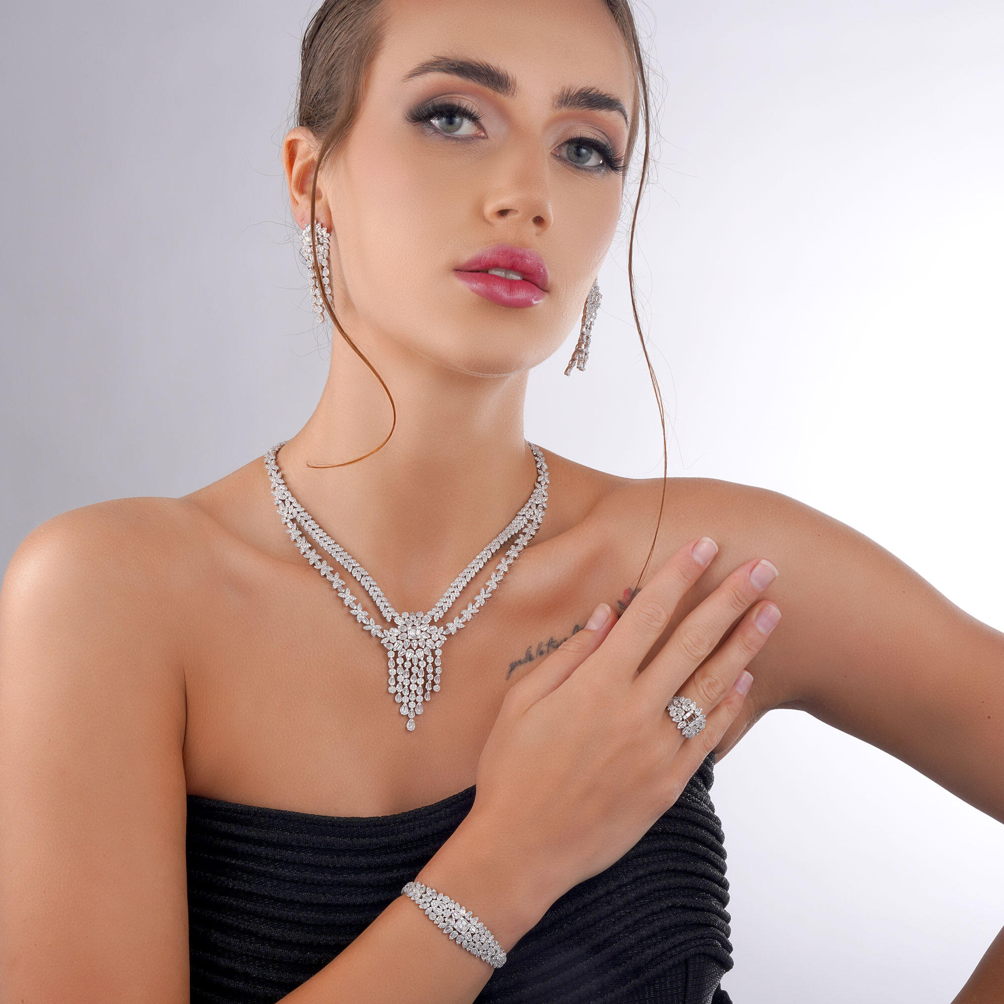 طقم فاخر بلون فضي يتوسطه فلورا image 0