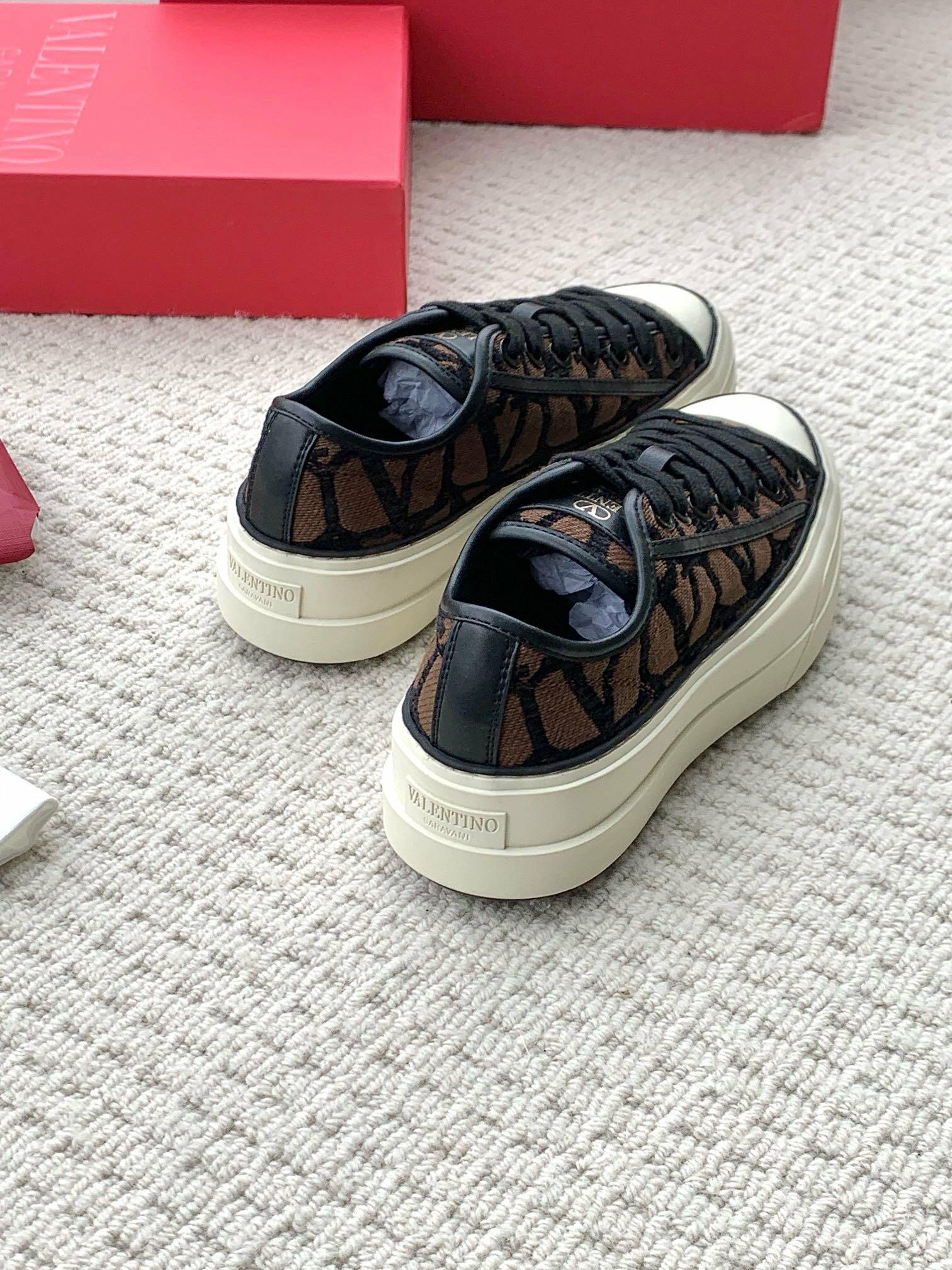 Valentino image 2