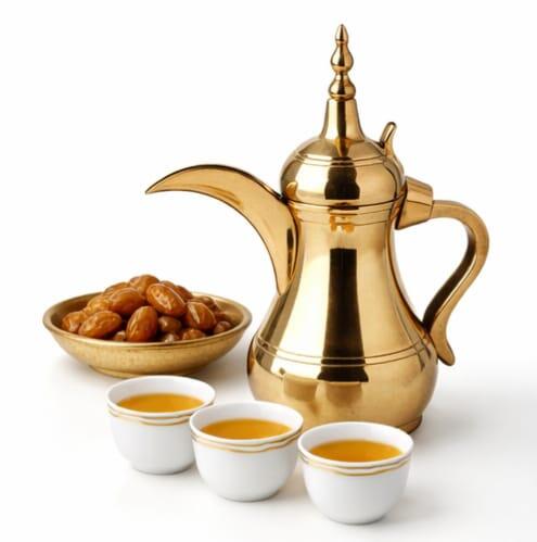 القهوة العربية: مكوناتها، فوائدها، طريقتها، ونكهتها الأصيلة