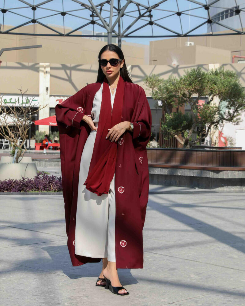عبايه كريب عنابي مع تطريز و نم نم من الامام image 0