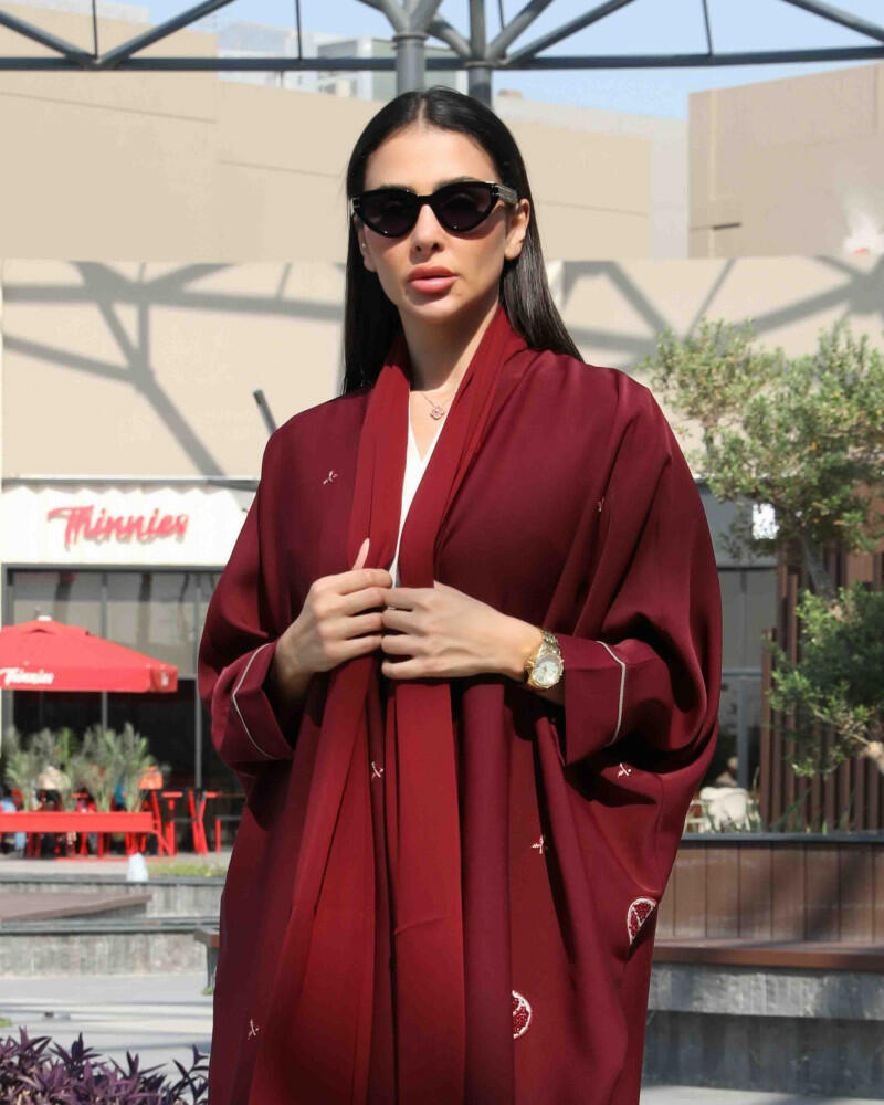 عبايه كريب عنابي مع تطريز و نم نم من الامام image 1