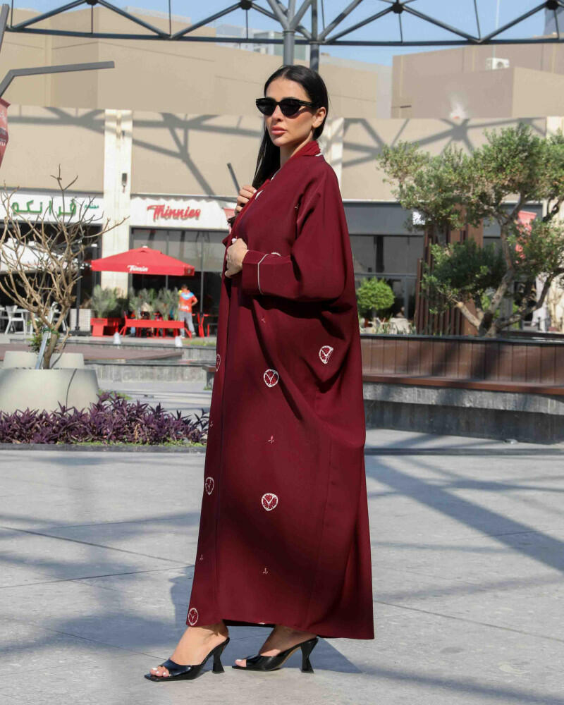 عبايه كريب عنابي مع تطريز و نم نم من الامام image 3