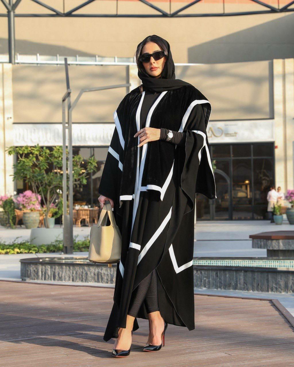 عبايه شال  كريب ومخمل مع خطوط بيضاء image 4
