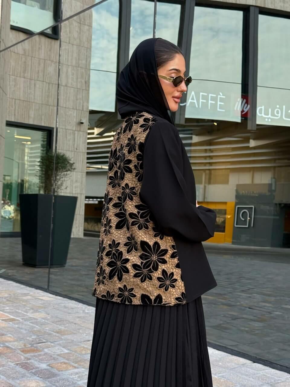 Black crepe abaya with pleats image 0