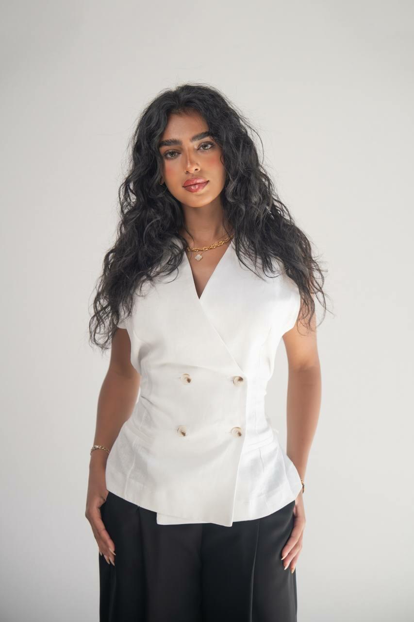 A set consisting of a white linen vest with black crepe pants image 2
