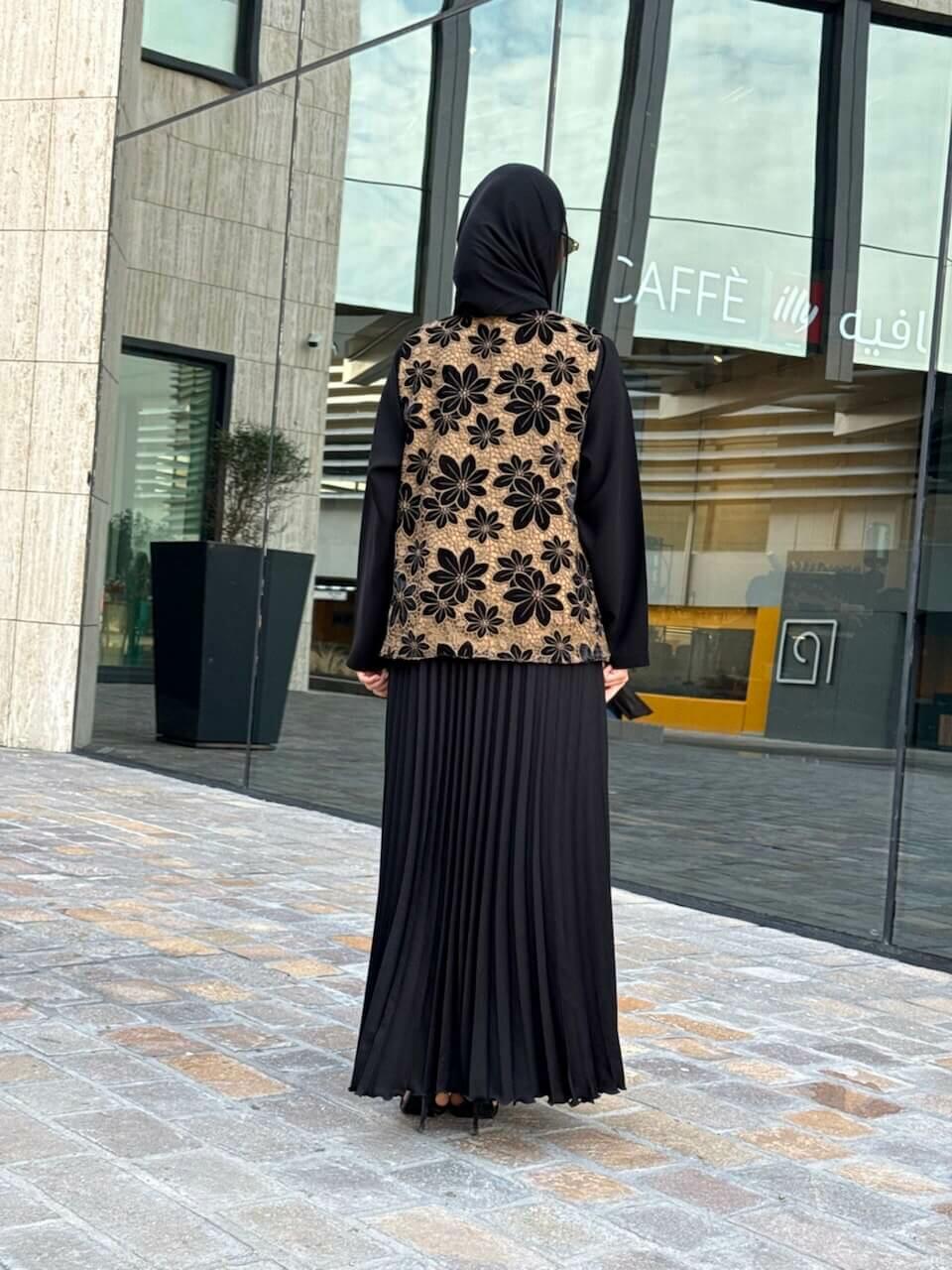 Black crepe abaya with pleats image 2