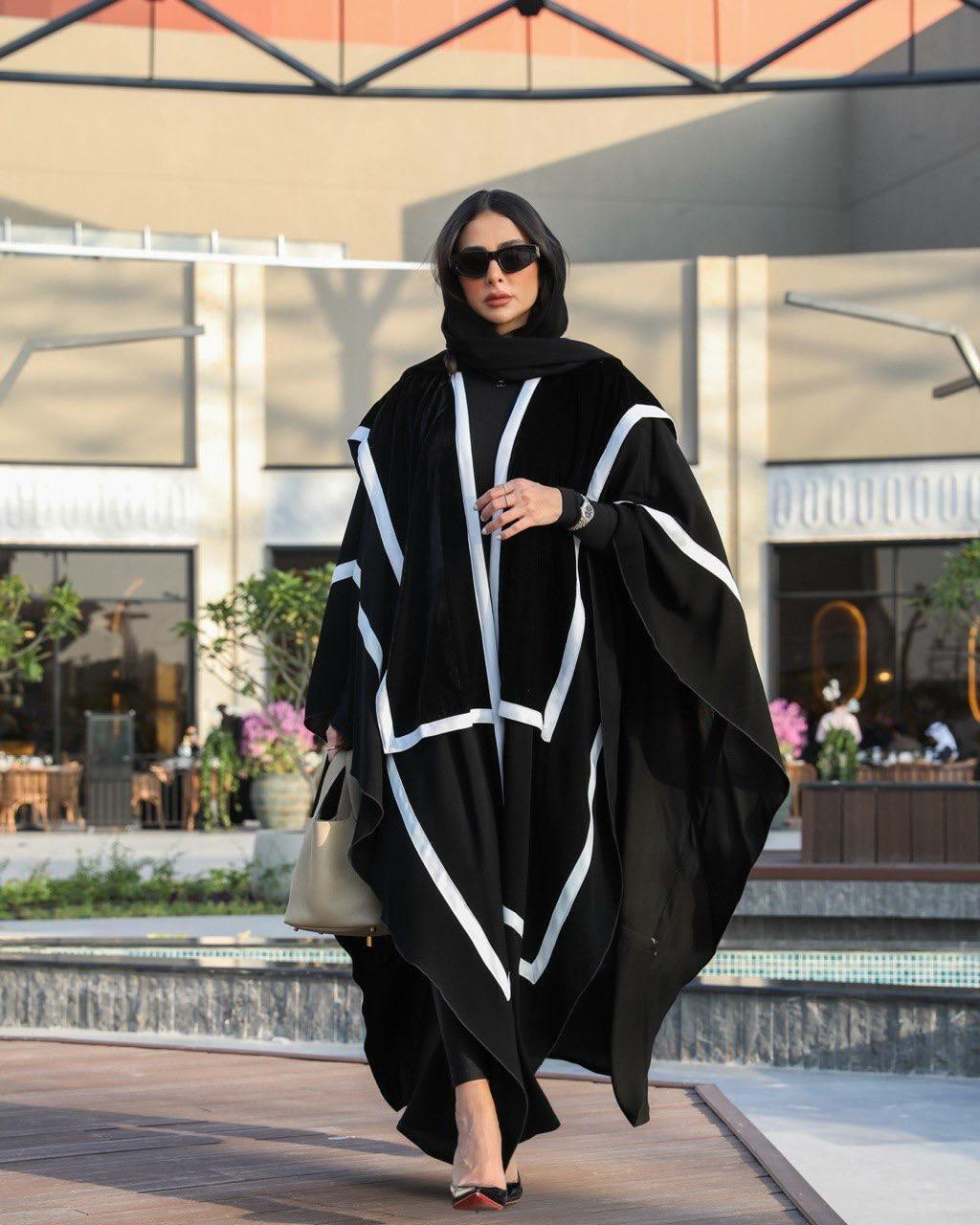عبايه شال  كريب ومخمل مع خطوط بيضاء image 1