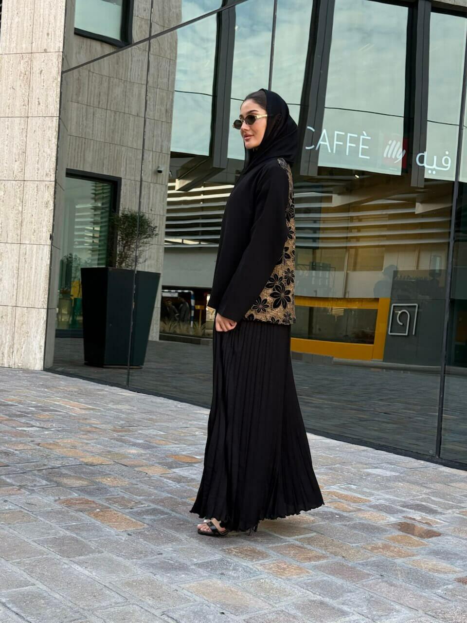 Black crepe abaya with pleats image 3