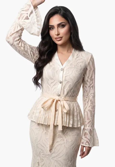 طقم سترتش بتنورة كلوش وبلوزة بأزرار image 10