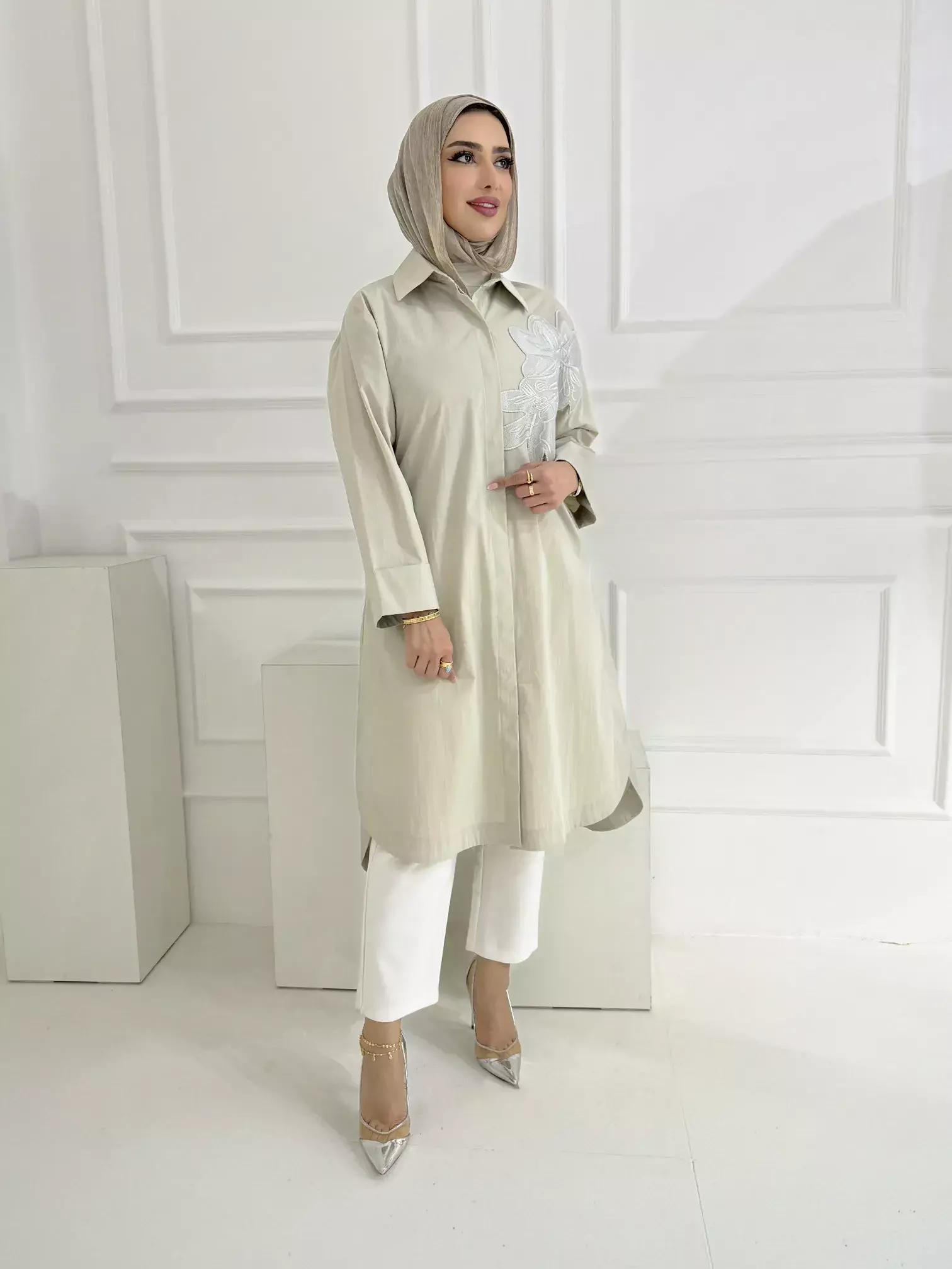 قميص طويل مع تطريز image 3