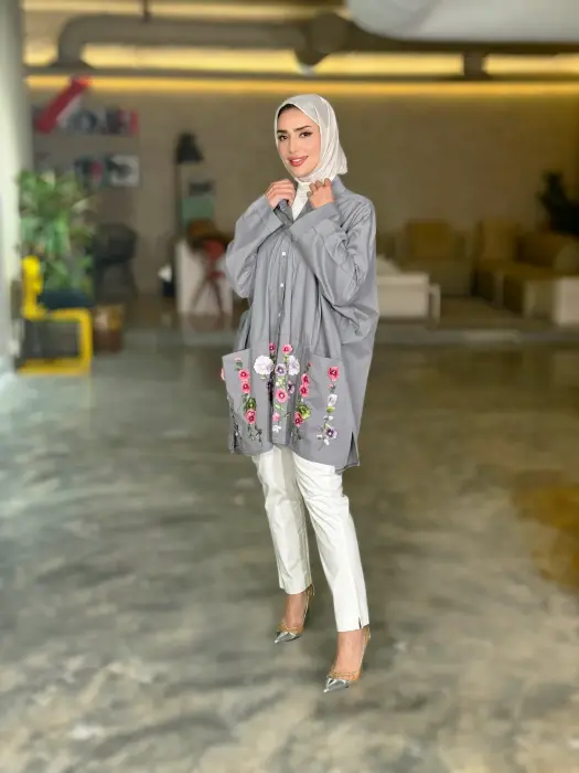 قميص نسائي مع جيوب أمامية image 17