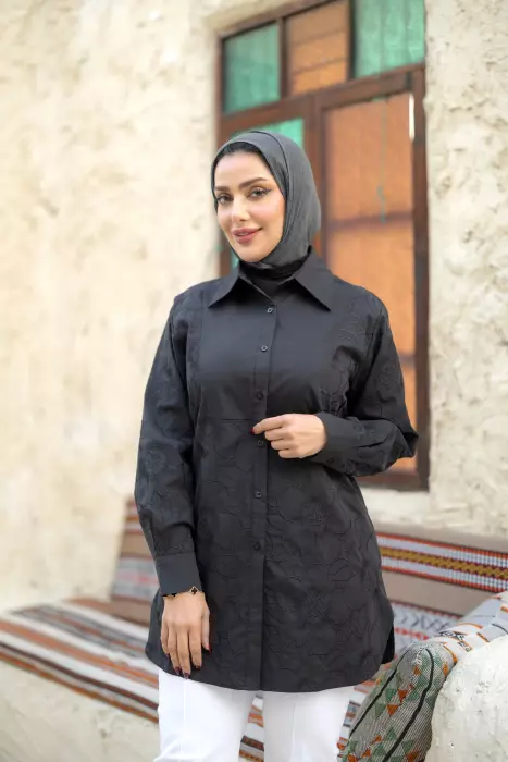 قميص قطني نسائي باللون الأسود مع تطريزات دقيقة من نفس اللون