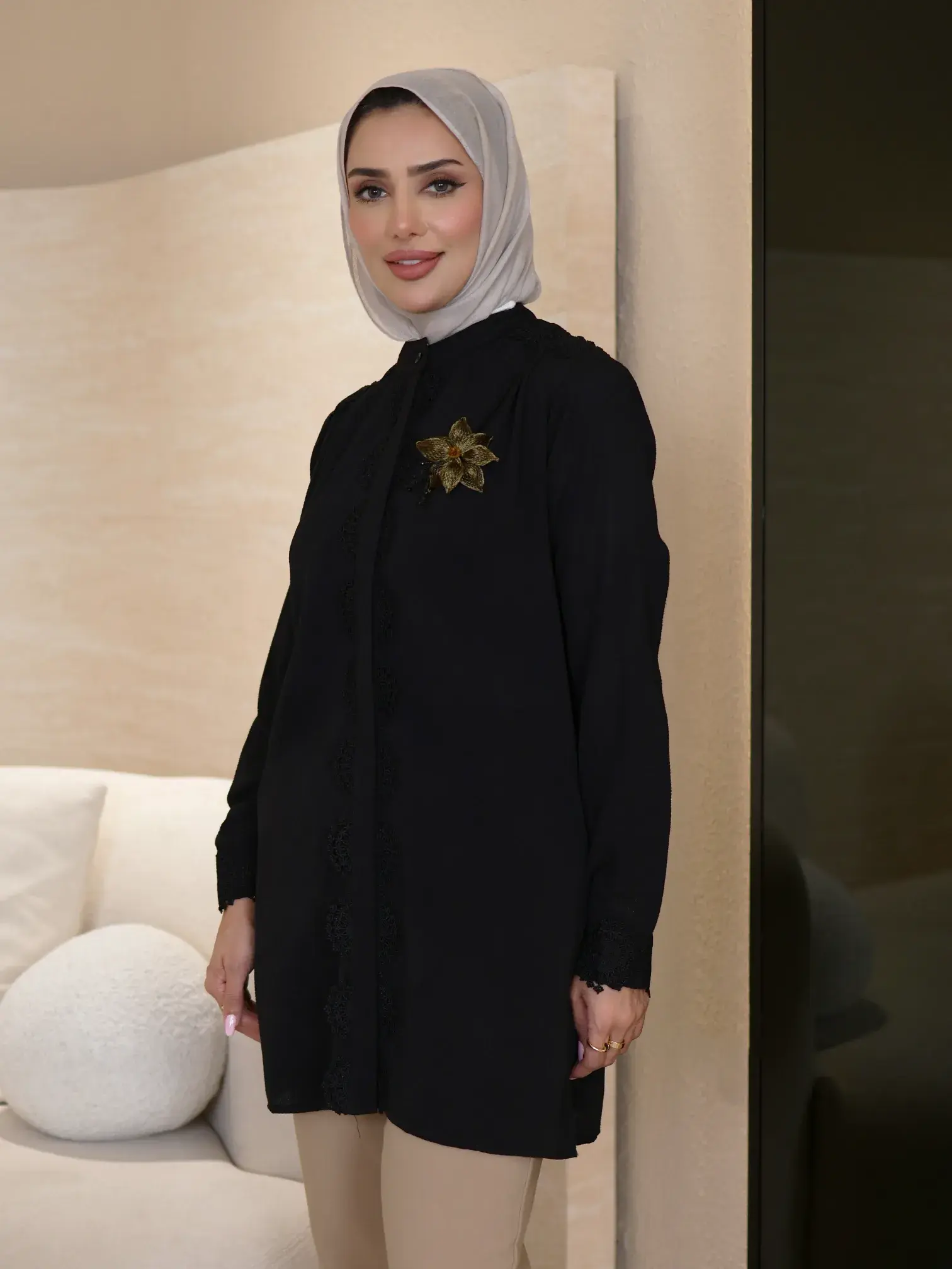 Crepe shirt with brooch image 5
