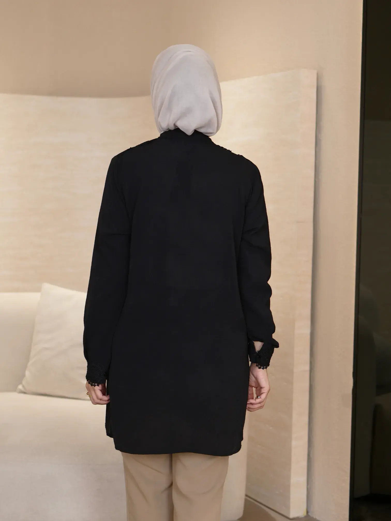 Crepe shirt with brooch image 7