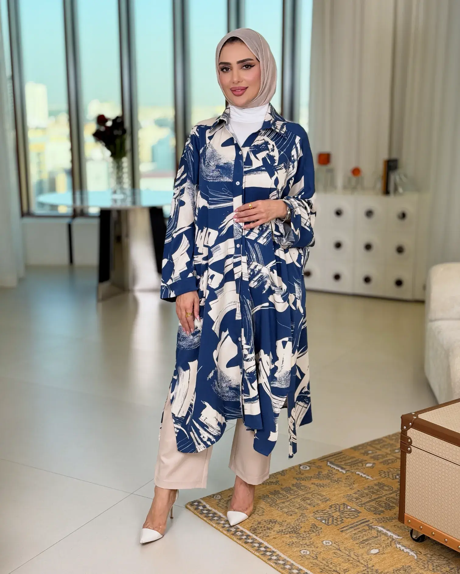 شميز كحلي حريمي من خام القطن بنقش مشجر بالأبيض وقصة واسعة ومريحة مزودة بجيوب عملية