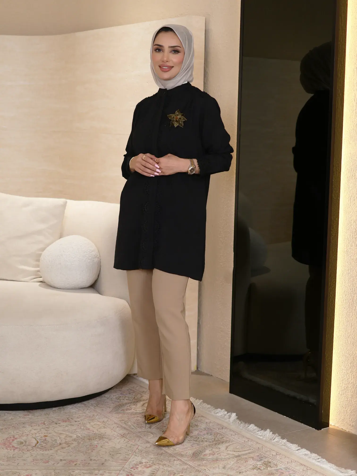 Crepe shirt with brooch image 4