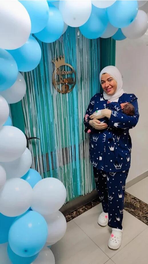 صورة عميلة مع المنتج