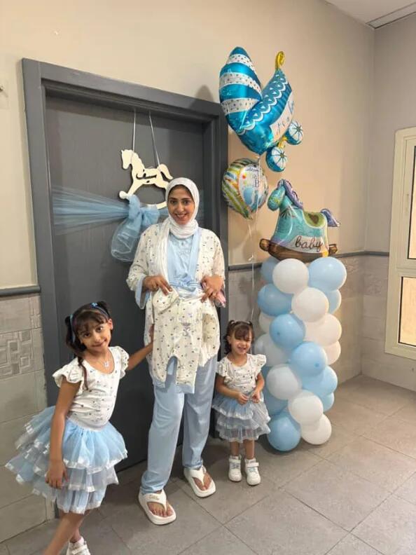 صورة عميلة مع المنتج