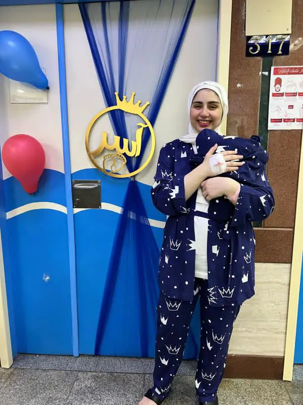 صورة عميلة مع المنتج