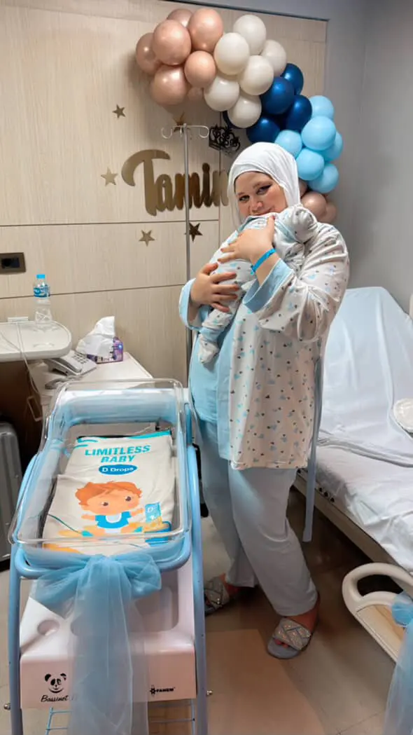 صورة عميلة مع المنتج