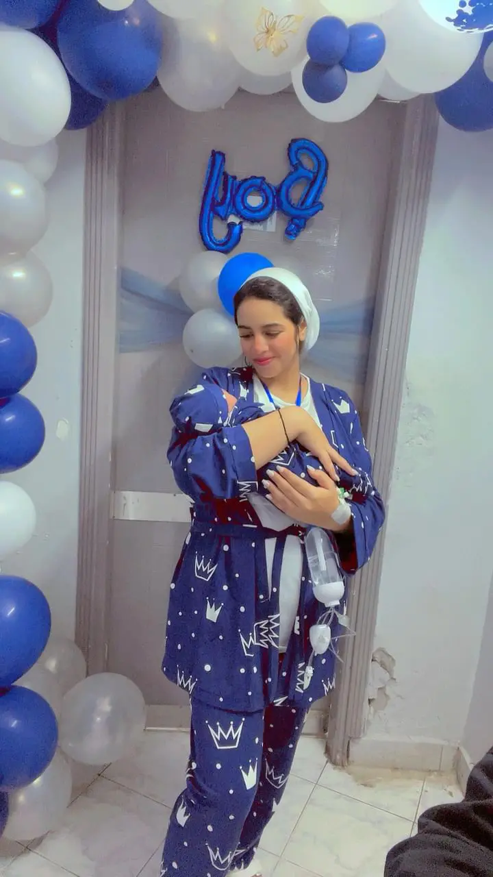 صورة عميلة مع المنتج